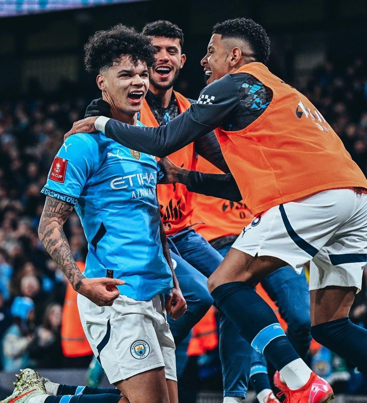 赛地聚焦——足总杯加时末段热度飙升,瓦伦西亚复出首秀,态度坚定,球队文化再被提及的简单介绍 赛地聚焦——足总杯加时末段热度飙升,瓦伦西亚复出首秀,态度坚定,球队文化再被提及的简单介绍